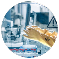 Focus sur des mains manipulant un échantillon chimique dangereux